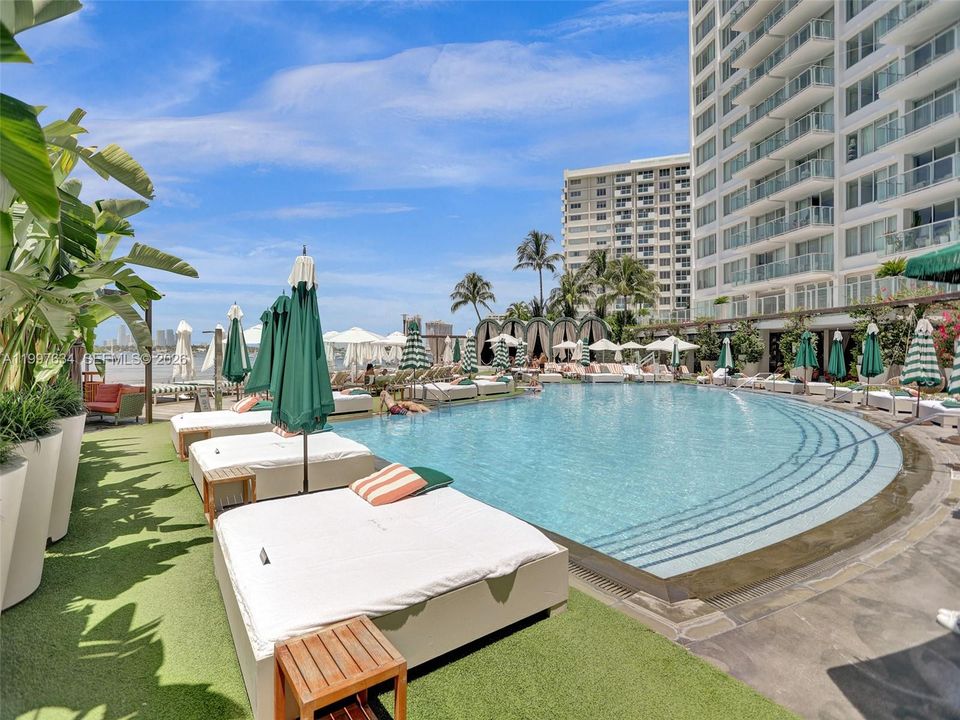 For Sale: $375,000 (1 beds, 1 baths, 700 Square Feet)