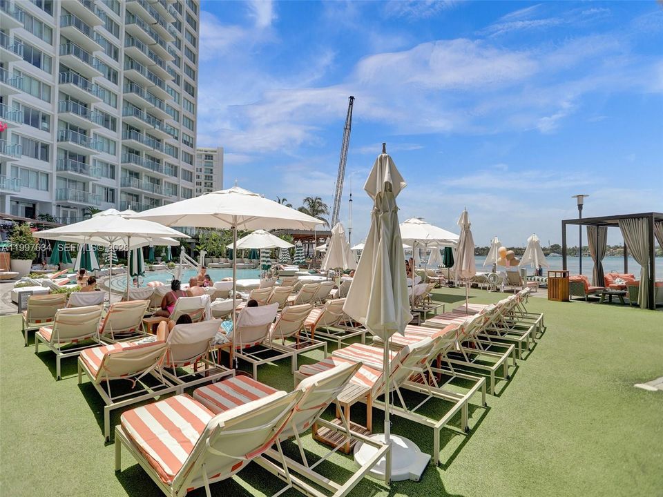 For Sale: $375,000 (1 beds, 1 baths, 700 Square Feet)