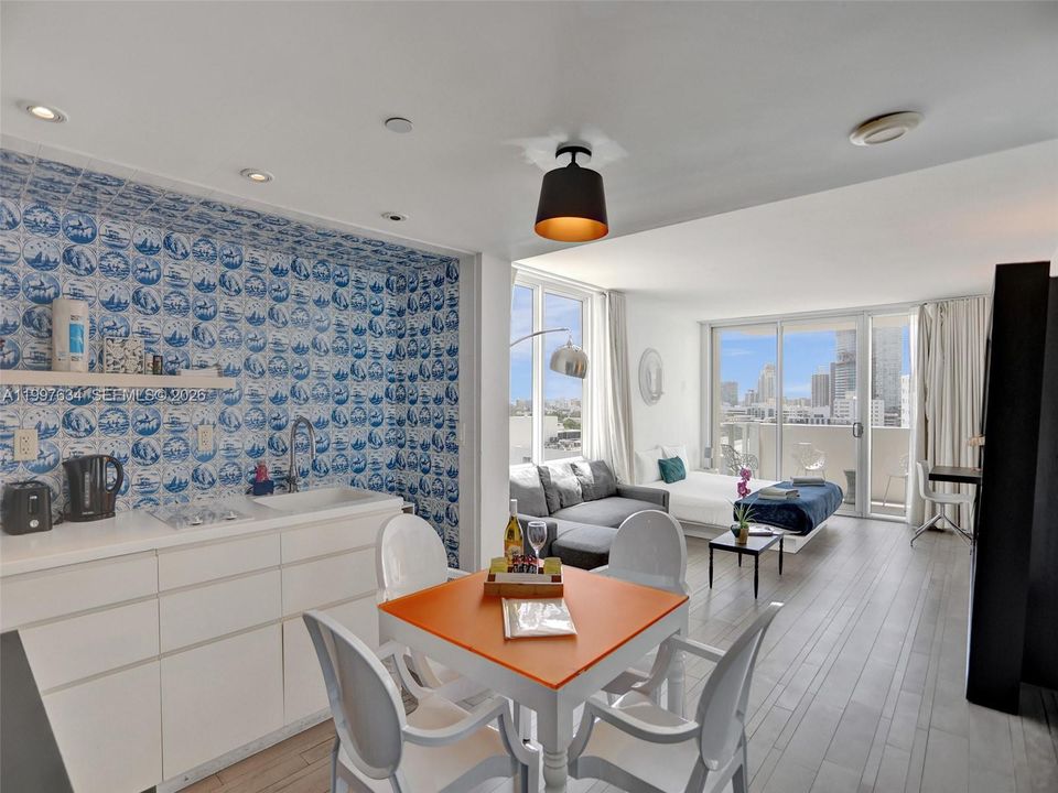 For Sale: $375,000 (1 beds, 1 baths, 700 Square Feet)