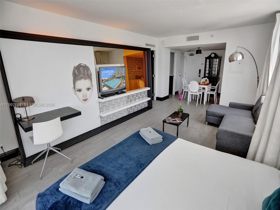 For Sale: $375,000 (1 beds, 1 baths, 700 Square Feet)