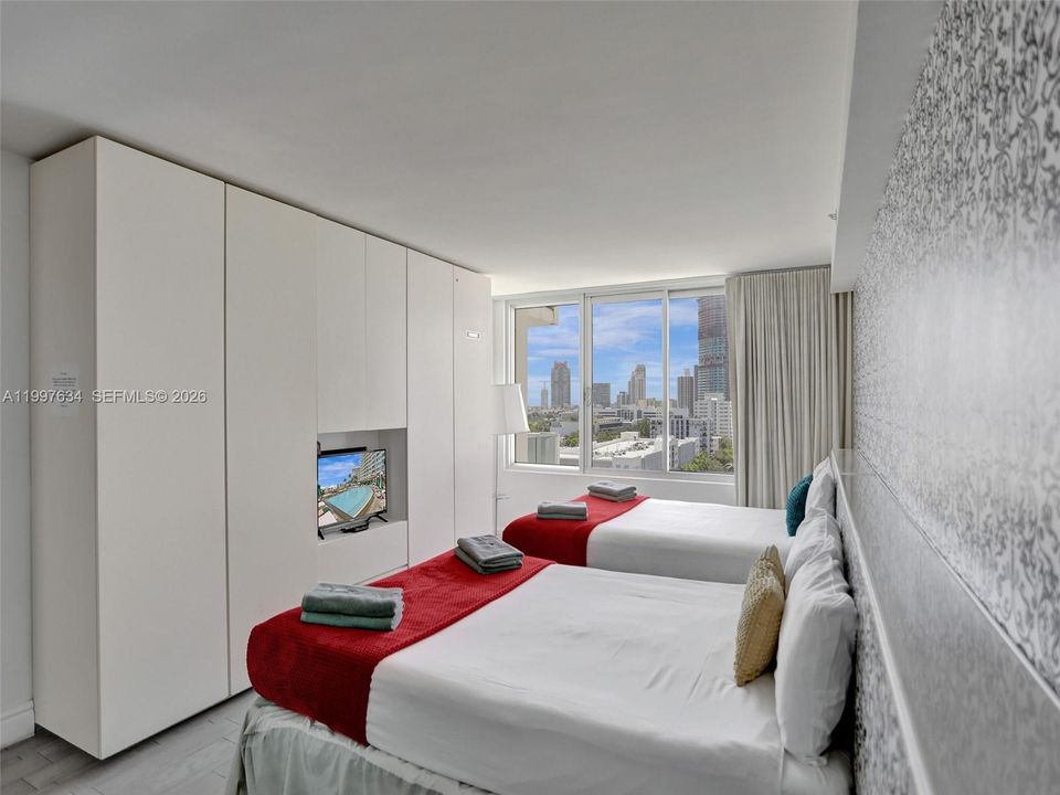 For Sale: $375,000 (1 beds, 1 baths, 700 Square Feet)