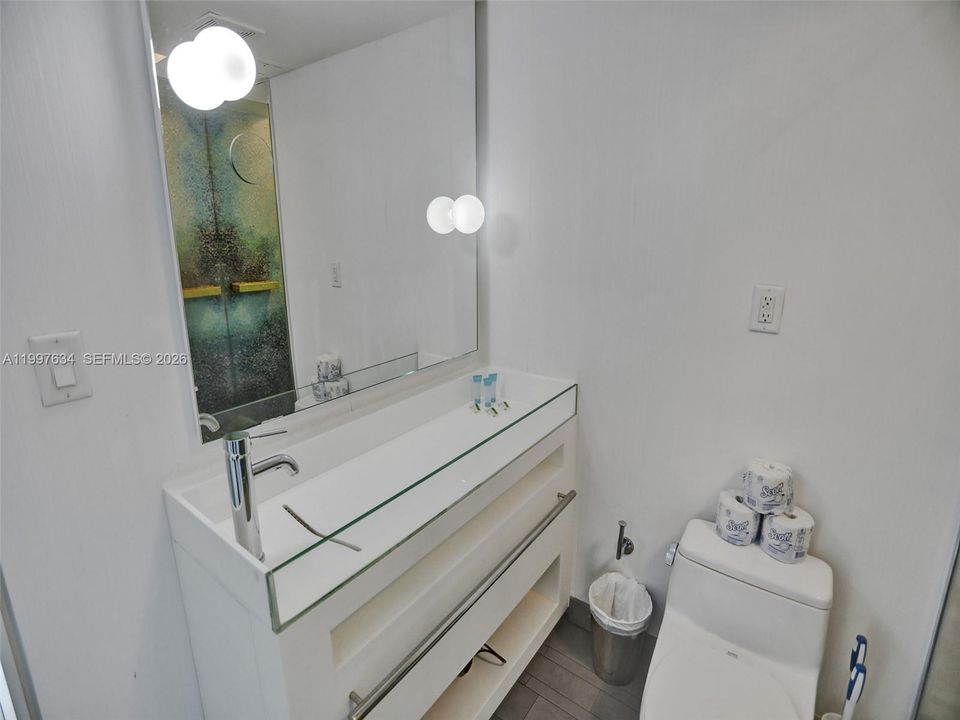 For Sale: $375,000 (1 beds, 1 baths, 700 Square Feet)