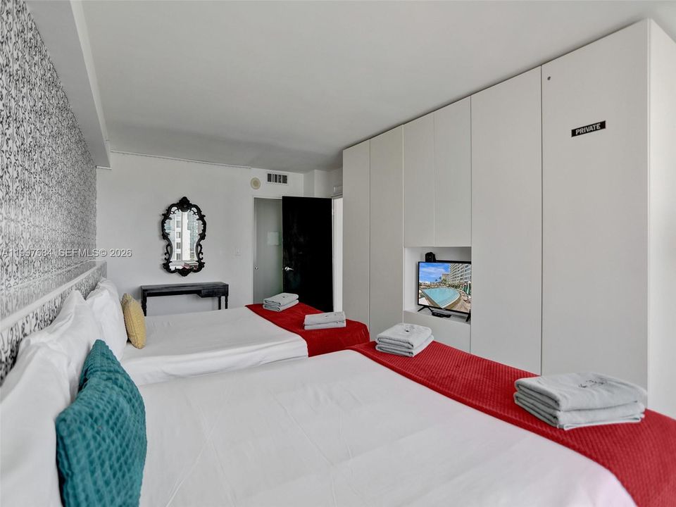 For Sale: $375,000 (1 beds, 1 baths, 700 Square Feet)