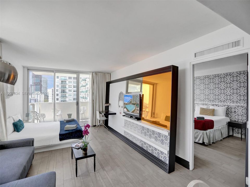 For Sale: $375,000 (1 beds, 1 baths, 700 Square Feet)