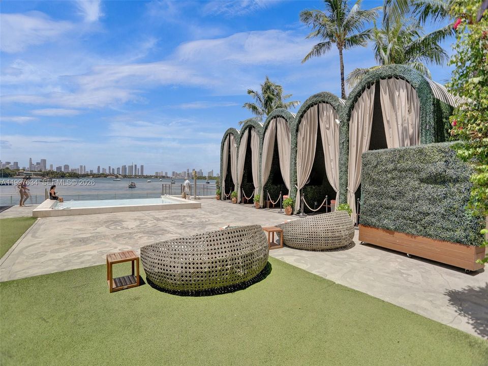 For Sale: $375,000 (1 beds, 1 baths, 700 Square Feet)
