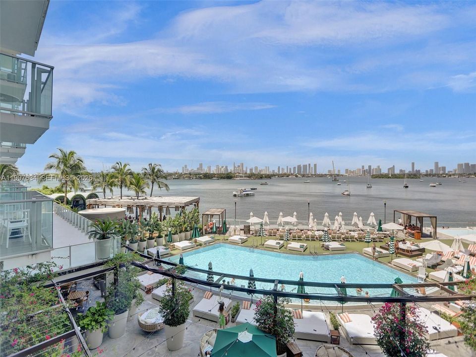 For Sale: $375,000 (1 beds, 1 baths, 700 Square Feet)