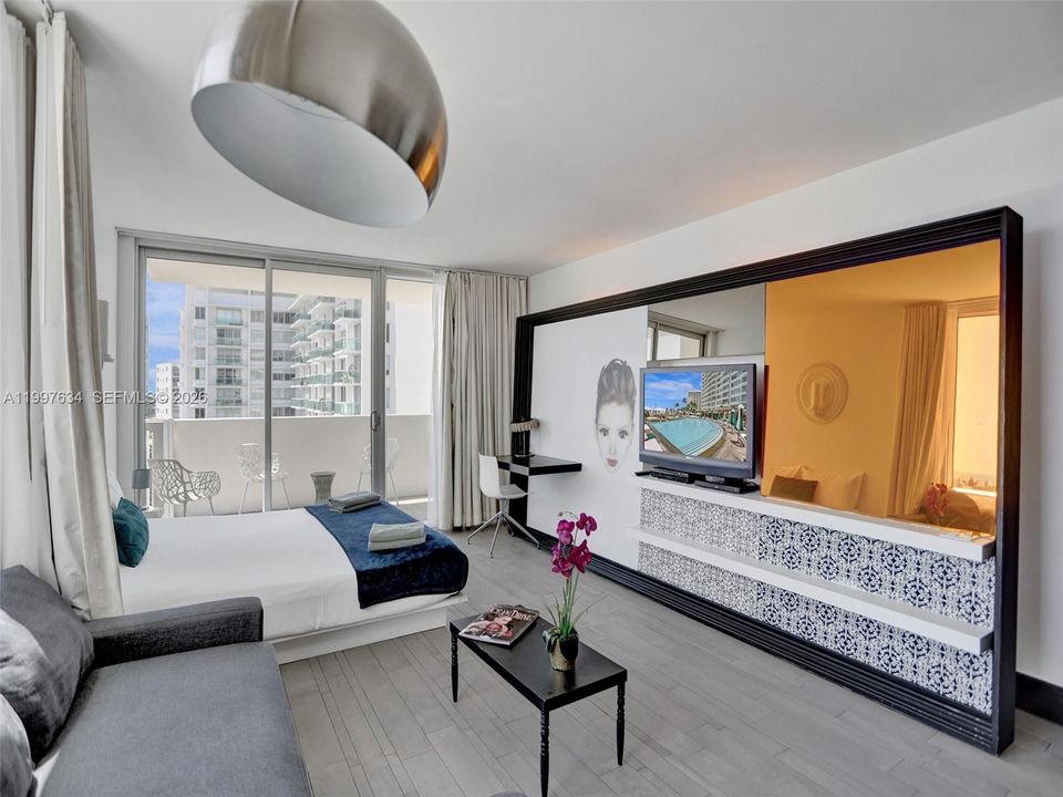 For Sale: $375,000 (1 beds, 1 baths, 700 Square Feet)
