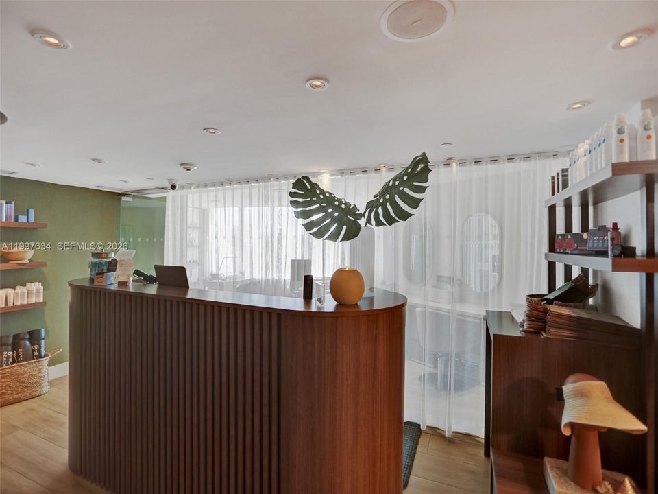 For Sale: $375,000 (1 beds, 1 baths, 700 Square Feet)