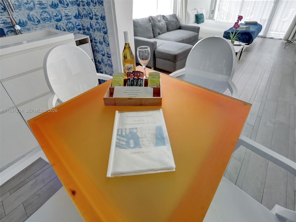 For Sale: $375,000 (1 beds, 1 baths, 700 Square Feet)