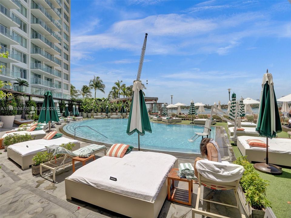 For Sale: $375,000 (1 beds, 1 baths, 700 Square Feet)