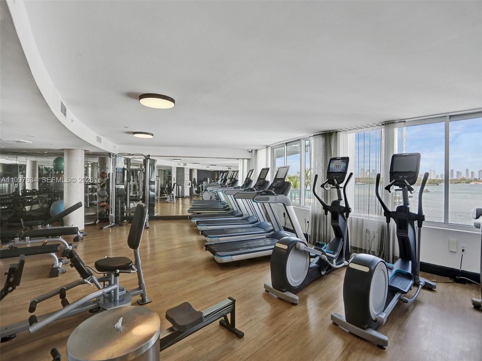 For Sale: $375,000 (1 beds, 1 baths, 700 Square Feet)