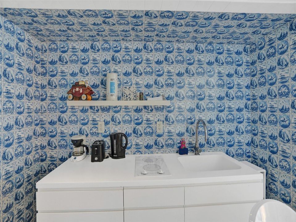 For Sale: $375,000 (1 beds, 1 baths, 700 Square Feet)