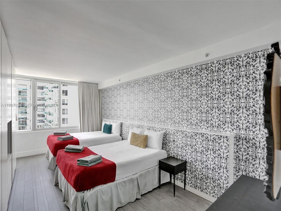 For Sale: $375,000 (1 beds, 1 baths, 700 Square Feet)