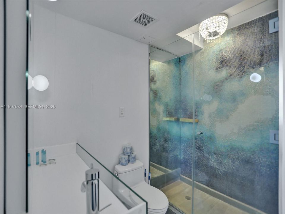 For Sale: $375,000 (1 beds, 1 baths, 700 Square Feet)