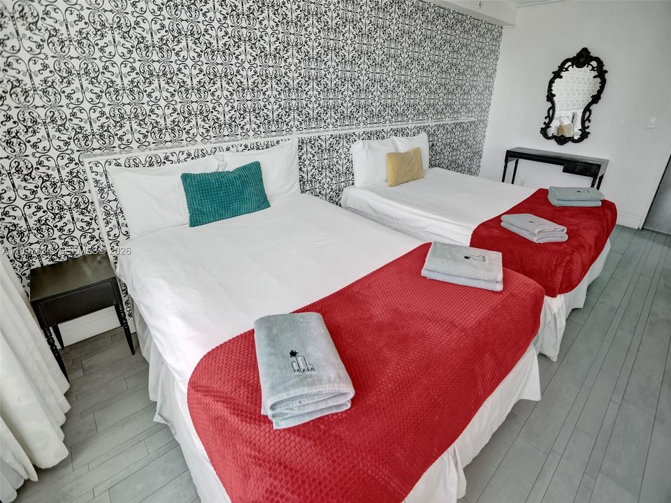 For Sale: $375,000 (1 beds, 1 baths, 700 Square Feet)