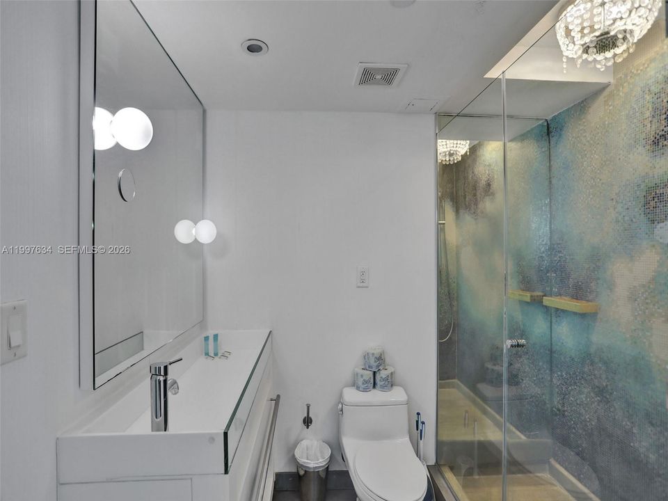 For Sale: $375,000 (1 beds, 1 baths, 700 Square Feet)