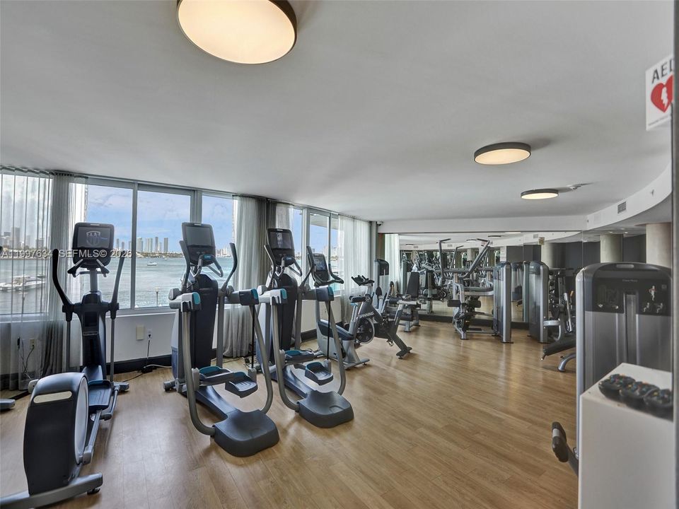 For Sale: $375,000 (1 beds, 1 baths, 700 Square Feet)