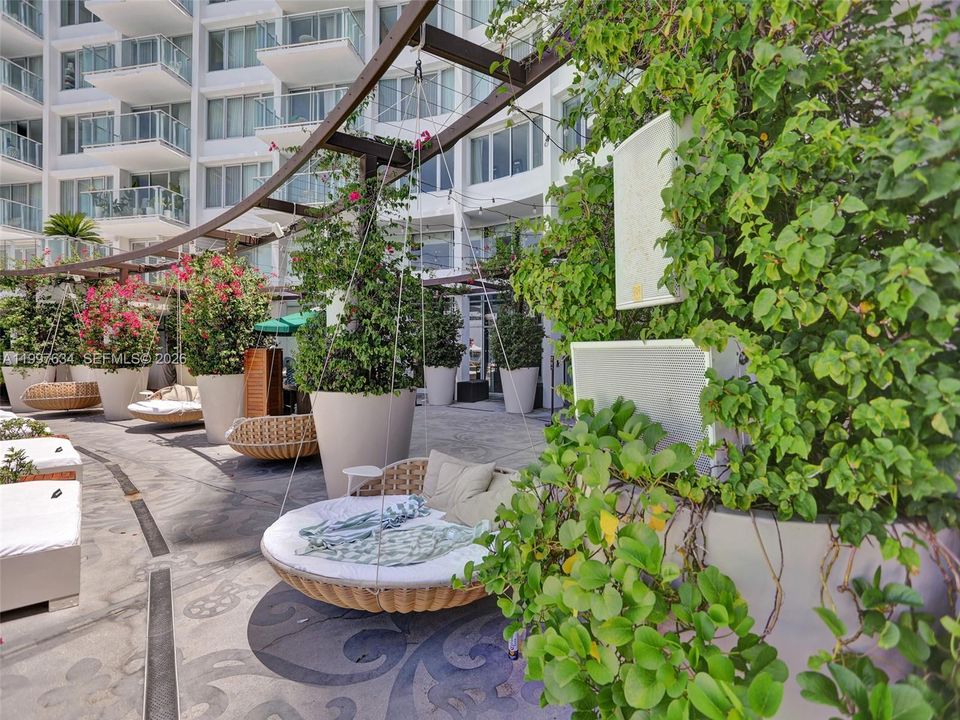 For Sale: $375,000 (1 beds, 1 baths, 700 Square Feet)
