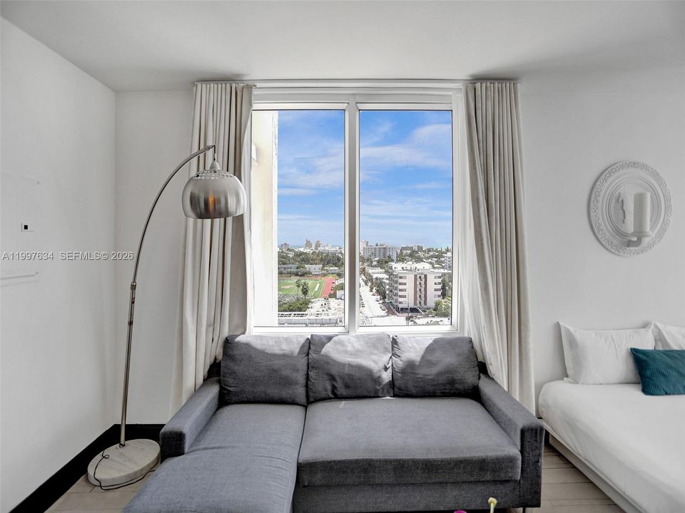 For Sale: $375,000 (1 beds, 1 baths, 700 Square Feet)