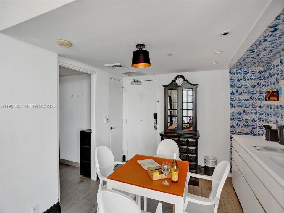 For Sale: $375,000 (1 beds, 1 baths, 700 Square Feet)