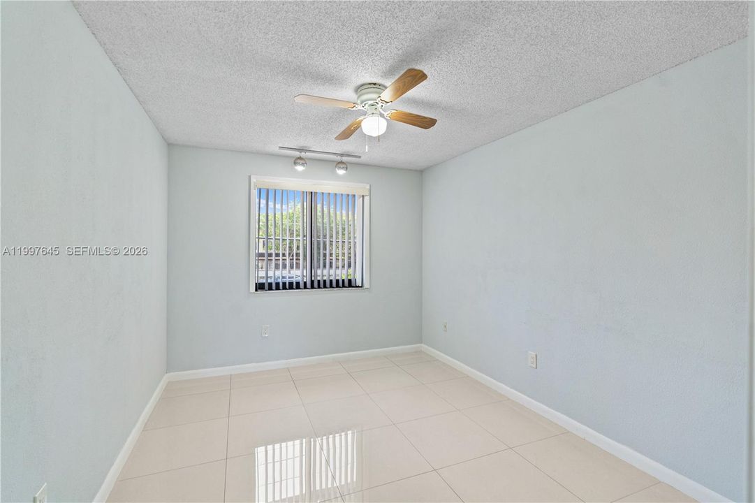 Vendido Recientemente: $370,000 (2 camas, 3 baños, 1970 Pies cuadrados)