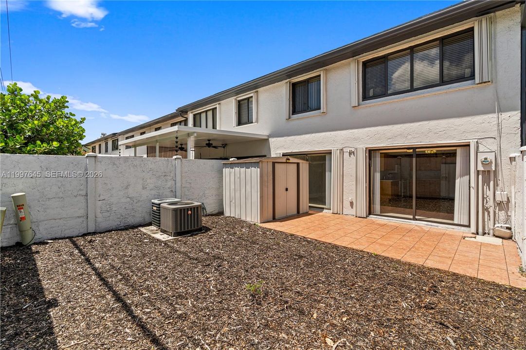 Vendido Recientemente: $370,000 (2 camas, 3 baños, 1970 Pies cuadrados)