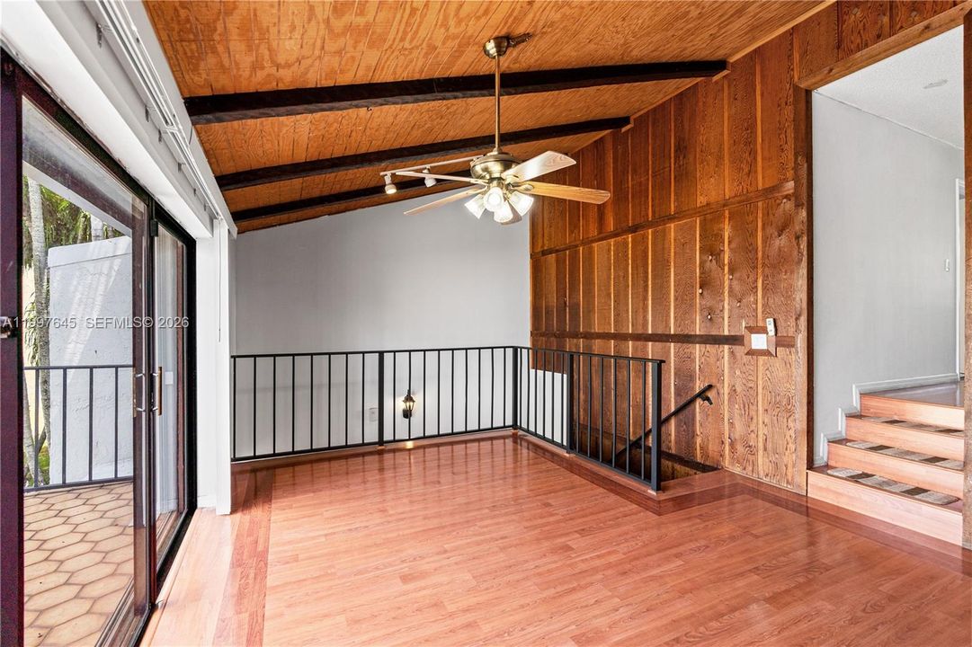 Vendido Recientemente: $370,000 (2 camas, 3 baños, 1970 Pies cuadrados)
