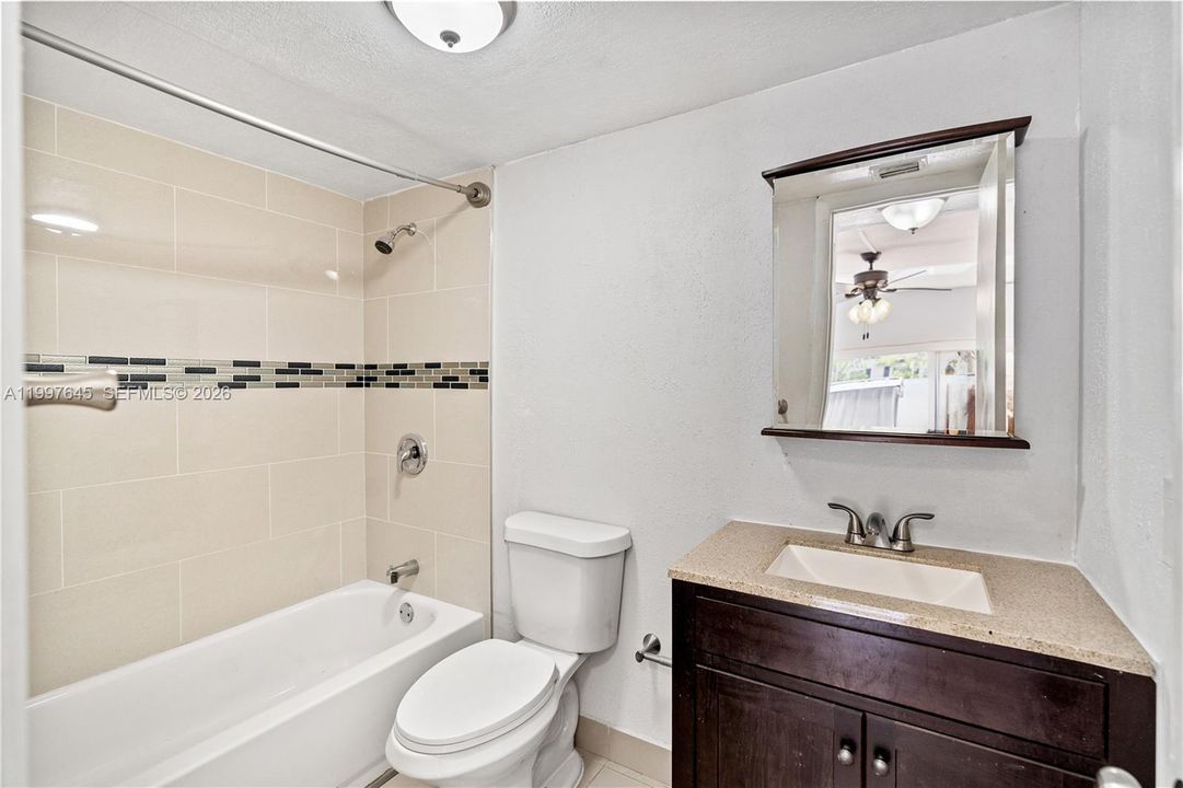 Vendido Recientemente: $370,000 (2 camas, 3 baños, 1970 Pies cuadrados)