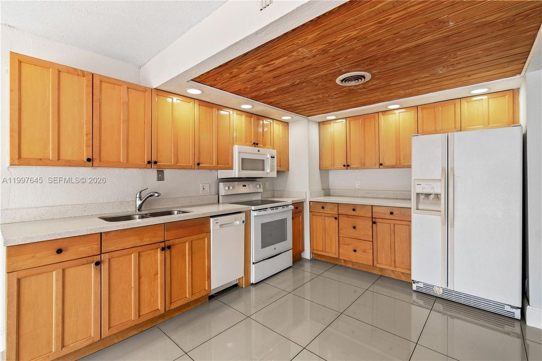 Vendido Recientemente: $370,000 (2 camas, 3 baños, 1970 Pies cuadrados)