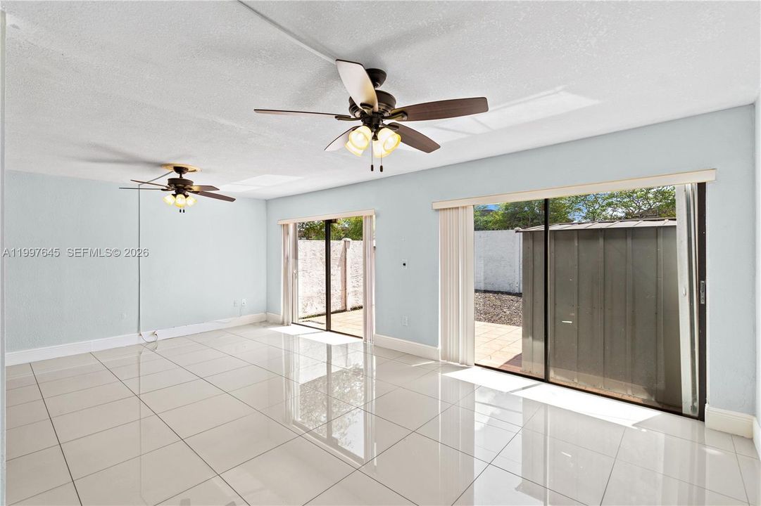 Vendido Recientemente: $370,000 (2 camas, 3 baños, 1970 Pies cuadrados)
