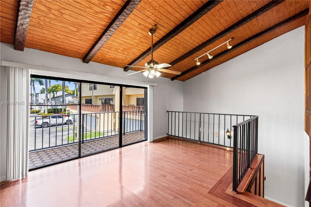 Vendido Recientemente: $370,000 (2 camas, 3 baños, 1970 Pies cuadrados)