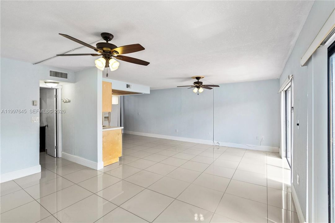 Vendido Recientemente: $370,000 (2 camas, 3 baños, 1970 Pies cuadrados)