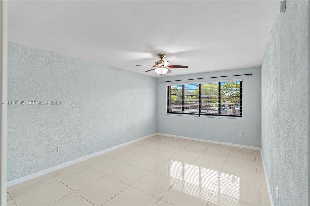 Vendido Recientemente: $370,000 (2 camas, 3 baños, 1970 Pies cuadrados)