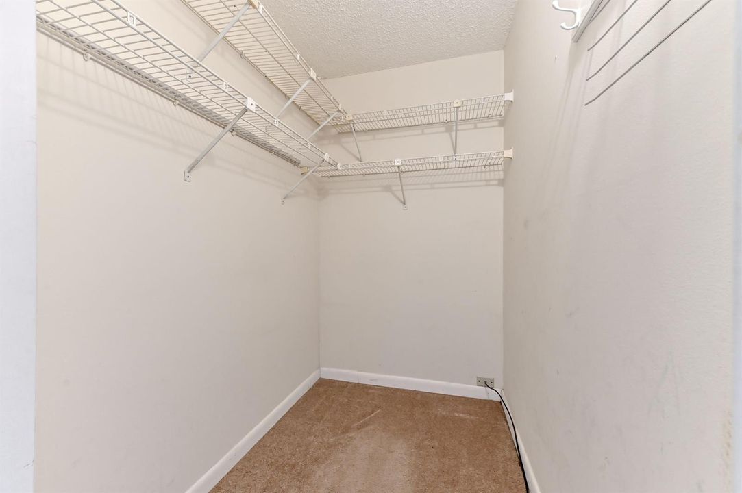 14 closet 01