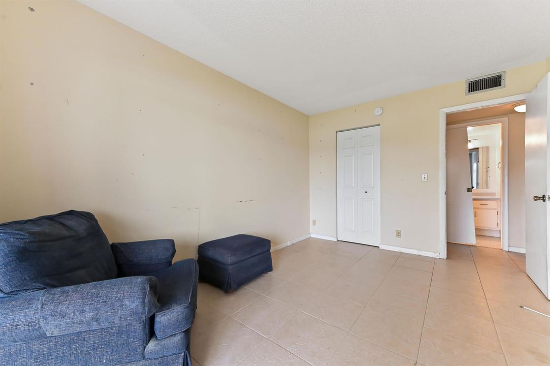 18 bedroom 02