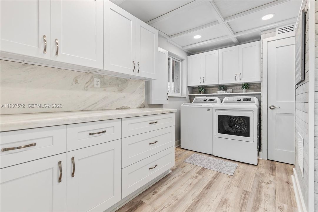 Large room w/quarts counter & storage