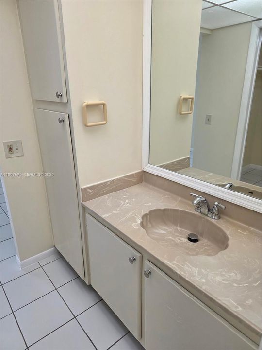 For Sale: $240,000 (1 beds, 1 baths, 705 Square Feet)