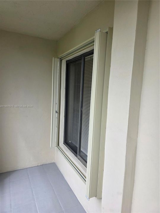 For Sale: $240,000 (1 beds, 1 baths, 705 Square Feet)