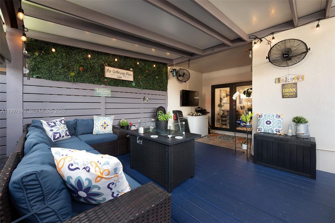 Active With Contract: $409,900 (2 beds, 2 baths, 1160 Square Feet)