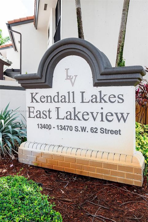 Active With Contract: $409,900 (2 beds, 2 baths, 1160 Square Feet)