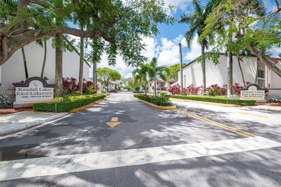 Active With Contract: $409,900 (2 beds, 2 baths, 1160 Square Feet)