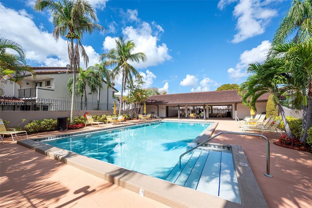 Active With Contract: $409,900 (2 beds, 2 baths, 1160 Square Feet)