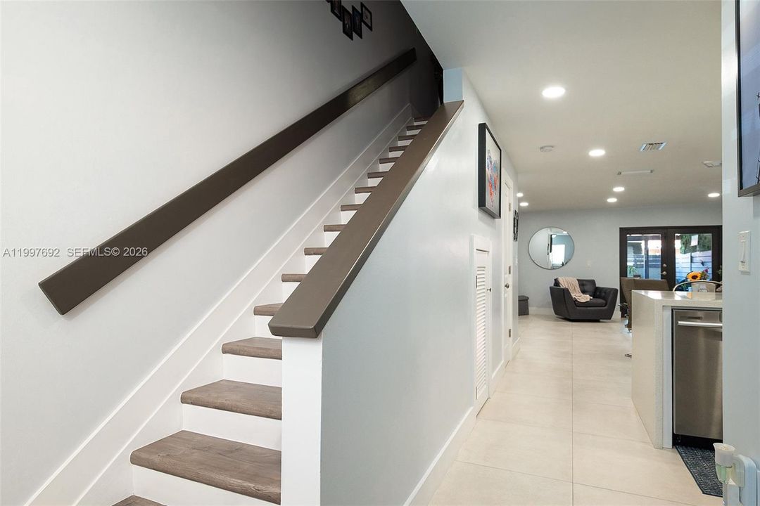 Active With Contract: $409,900 (2 beds, 2 baths, 1160 Square Feet)