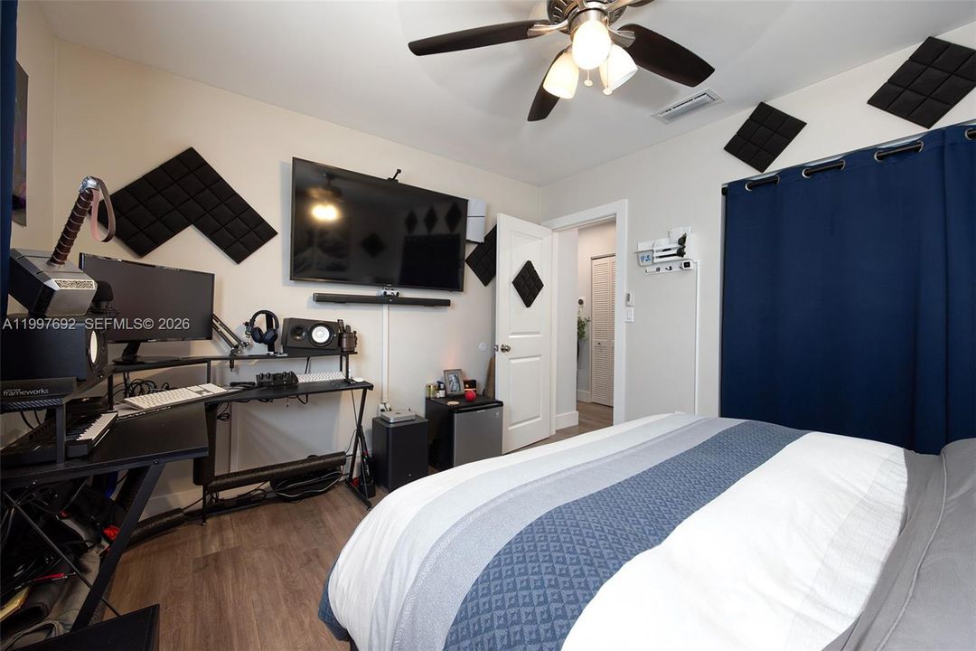 Active With Contract: $409,900 (2 beds, 2 baths, 1160 Square Feet)