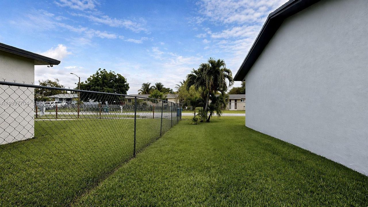 Active With Contract: $2,800 (3 beds, 2 baths, 1196 Square Feet)