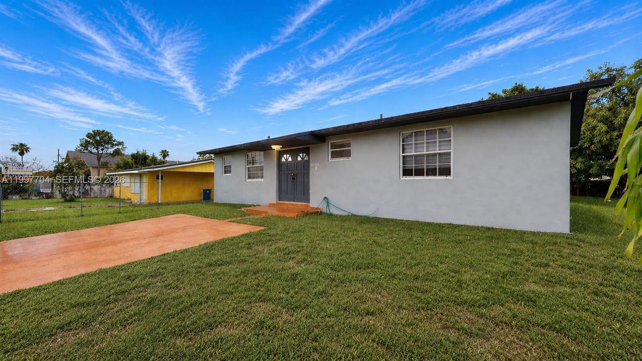 Active With Contract: $2,800 (3 beds, 2 baths, 1196 Square Feet)