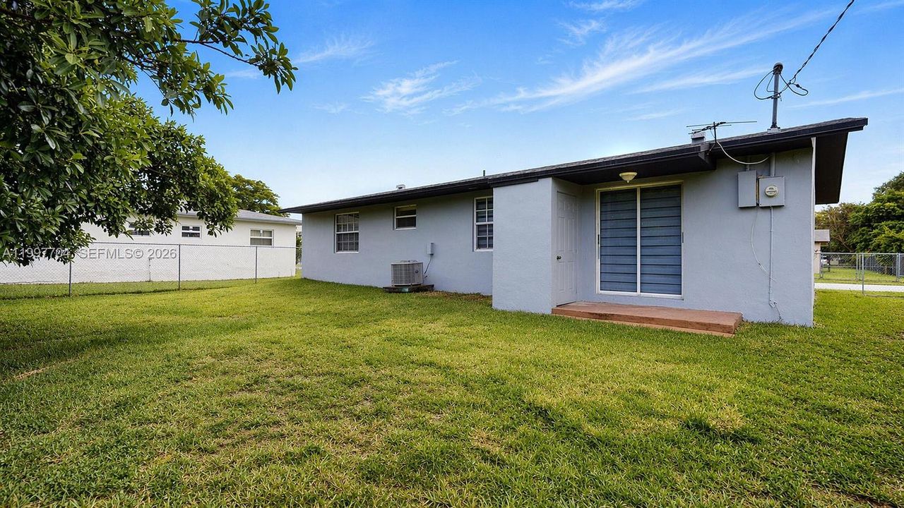 Active With Contract: $2,800 (3 beds, 2 baths, 1196 Square Feet)