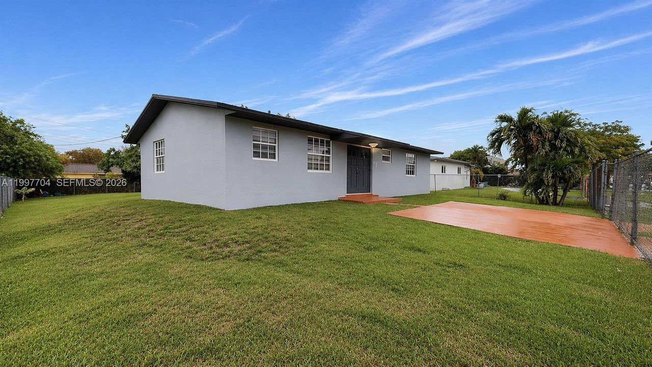 Active With Contract: $2,800 (3 beds, 2 baths, 1196 Square Feet)