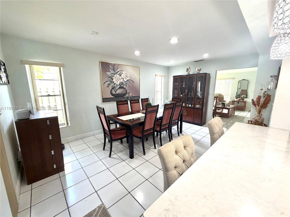 Activo con contrato: $469,999 (3 camas, 2 baños, 1225 Pies cuadrados)