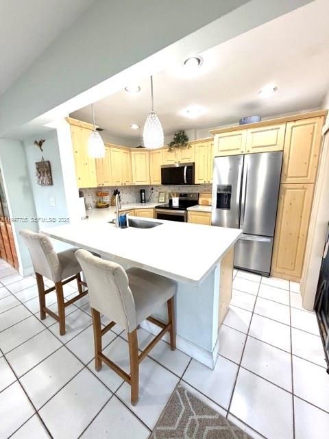 Activo con contrato: $469,999 (3 camas, 2 baños, 1225 Pies cuadrados)
